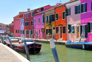 Kanal mit bunten Häusern, Fischerinsel Burano in der Lagune von Venedig, Venedig, Venetien, Italien Kanal mit bunten Häusern, Fischerinsel Burano in der Lagune von Venedig, Venedig, Venetien, Italien